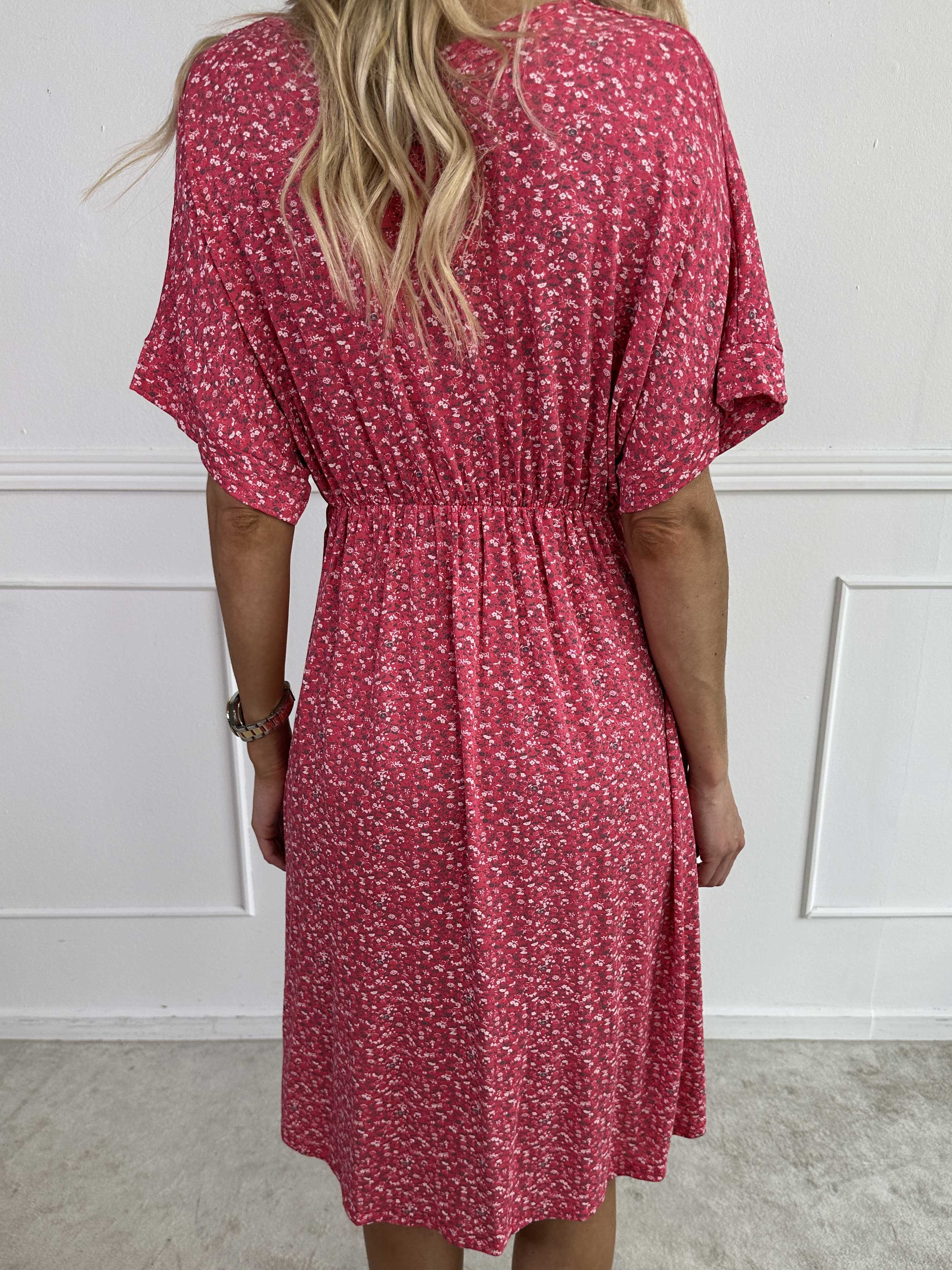 Maryam - Söt klänning i mjuk viskos med blomstermönster